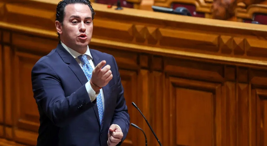 Imagem de Comissão da Transparência insta Filipe Melo a retratar-se e ponderar continuação na mesa da AR