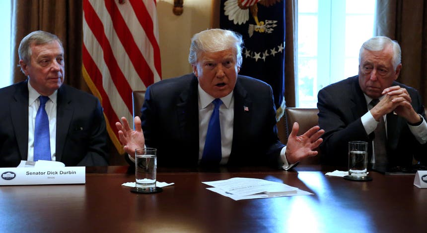 O senador Dick Durbin estava sentado ao lado do presidente Trump. Foto: Jonathan Ernst - Reuters