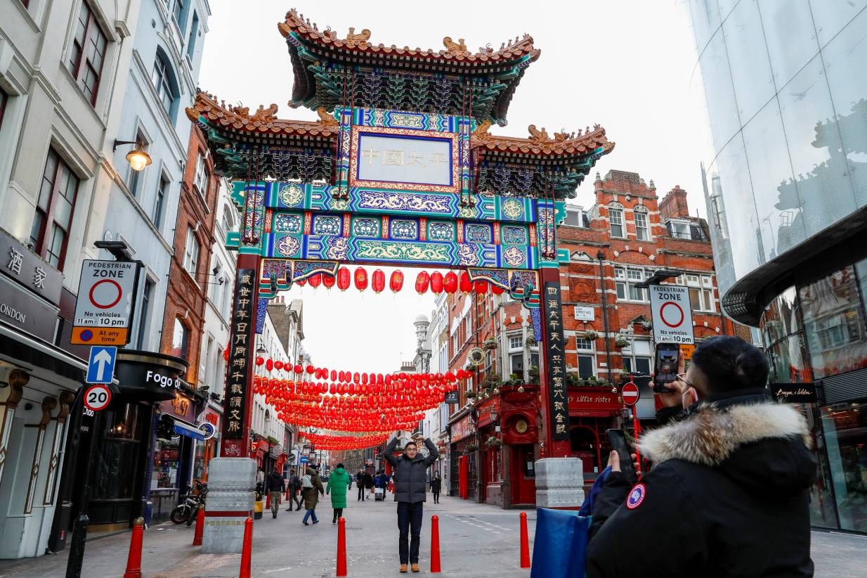  Reino Unido. Uma das entradas para Chinatown em Londres | Paul Childs - Reuters 