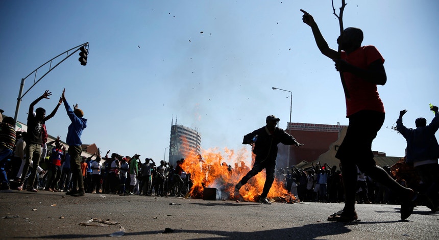 Apoiantes do partido da oposição em protesto foram dispersados esta quarta-feira pela polícia e militares nas ruas de Harare
