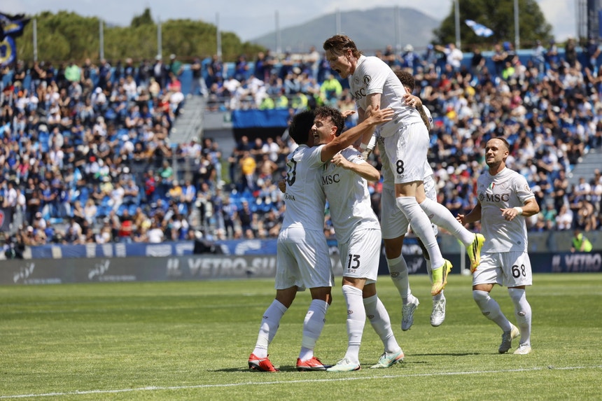Nápoles garante `Champions` em Pisa e Juventus tomba para o sexto lugar