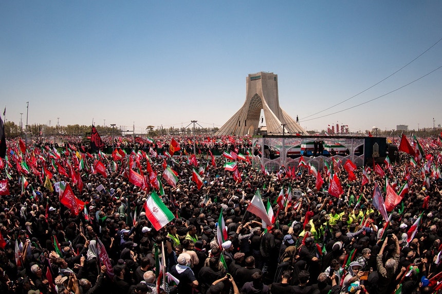 Maré humana participa na cerimónia fúnebre de Ali Khamenei
