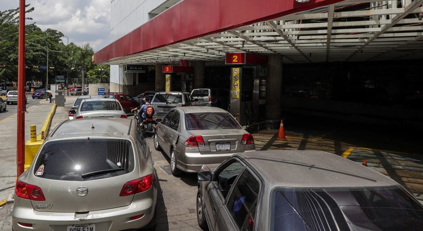 Falta gasolina na Venezuela
