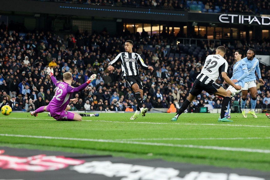 Imagem de Manchester City junta-se ao Arsenal na final da Taça da Liga inglesa
