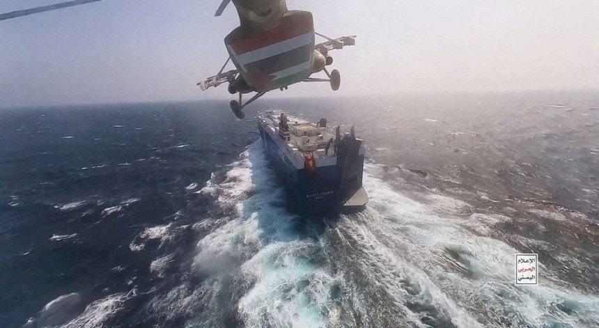 Helicóptero militar Houthi sobrevoa cargueiro Galaxu Leader no Mar Vermelho. Imagem não verificada publicada a 20 de novembro de 2023
