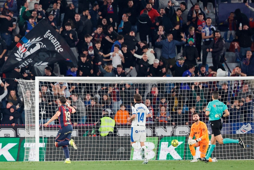 Levante, de Luís Castro, vence Alavés e regressa aos triunfos na Liga espanhola