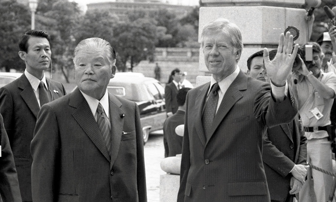  Jimmy Carter, o presidente dos Estados Unidos e o primeiro-ministro japon&ecirc;s Masayoshi OHIRA chegam &agrave; State Guest House Akasaka Palace em T&oacute;quio, Jap&atilde;o, a 28 de junho de 1979, local da Cimeira dos G7 | Yomiuri Shimbun via AFP 