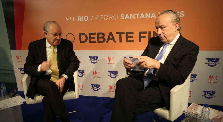 Pedro Santana Lopes e Rui Rio protagonizaram na quinta-feira o último debate antes das eleições diretas, emitido em simultâneo pelas rádios Antena 1 e TSF
