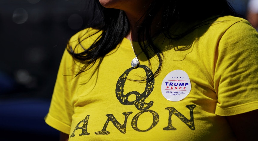 Uma apoiante de Donald Trump veste uma camisola com o símbolo do QAnan
