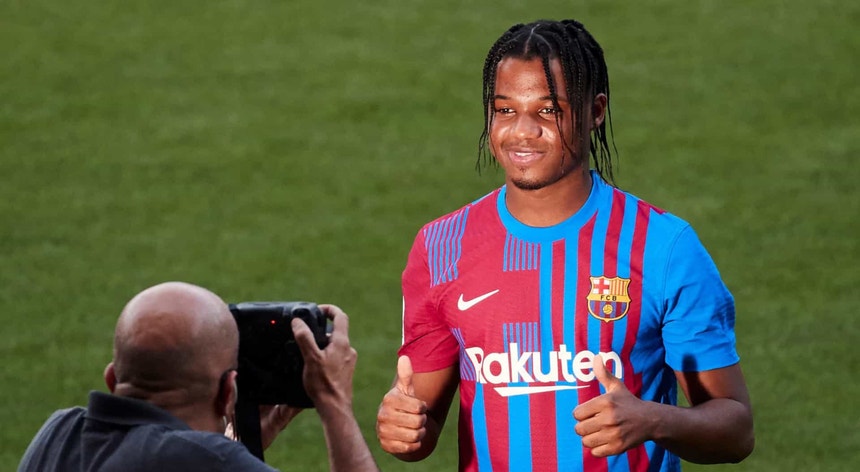 Ansu Fati renova até 2027 com o FC Barcelona
