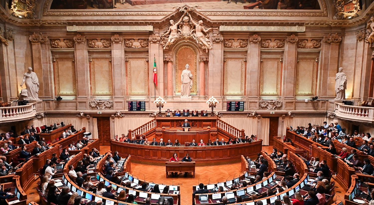 Demissão do Governo formalizada em 7 de dezembro e dissolução do Parlamento a 15 de janeiro