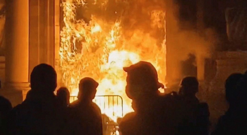Imagem retirada das redes sociais mostra as chamas a galgarem a entrada da Câmara Municipal de Bordéus esta quinta-feira 23 de março
