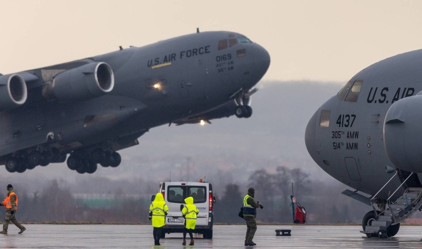 Aumentou a atividade de aeronaves militares dos EUA para o Médio Oriente