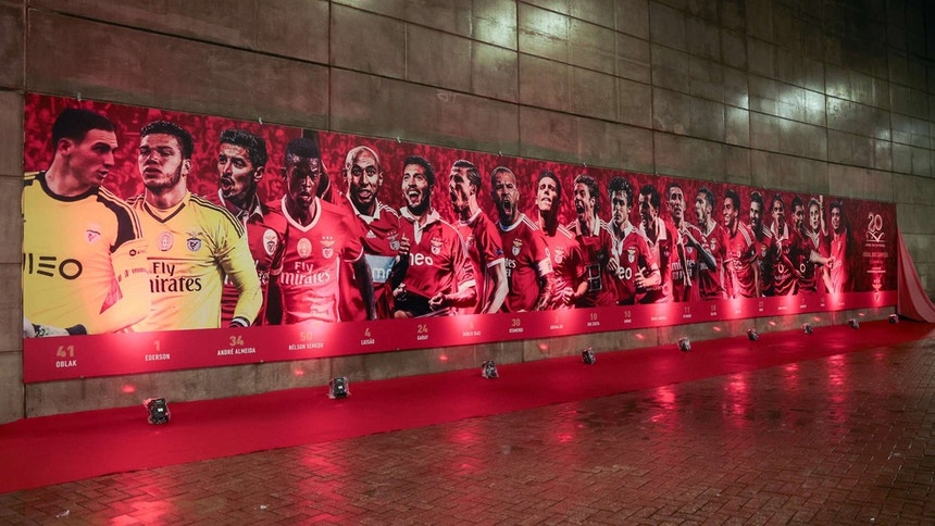 O Estádio da Luz já ostenta o "mural dos campeões"
