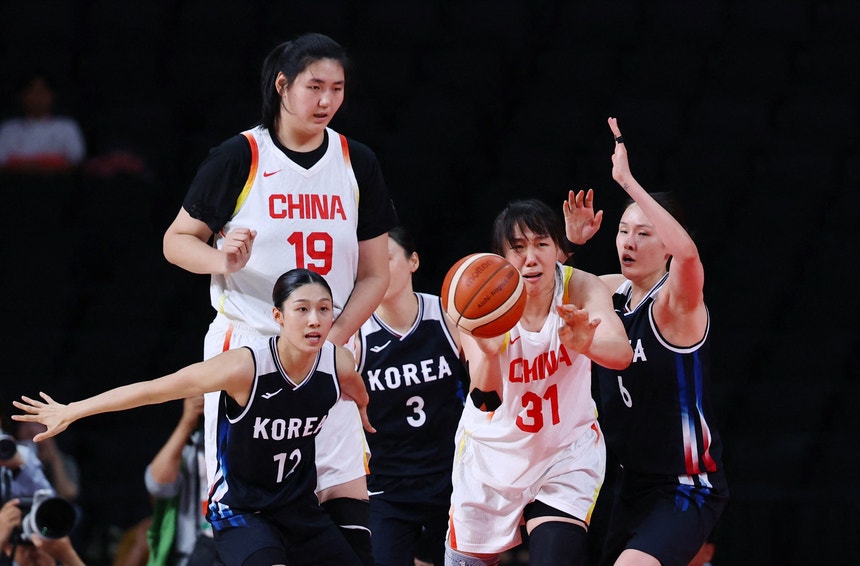 Imagem de Zhang Ziyu, a adolescente chinesa de 2,2 metros que já faz sonhar a WNBA