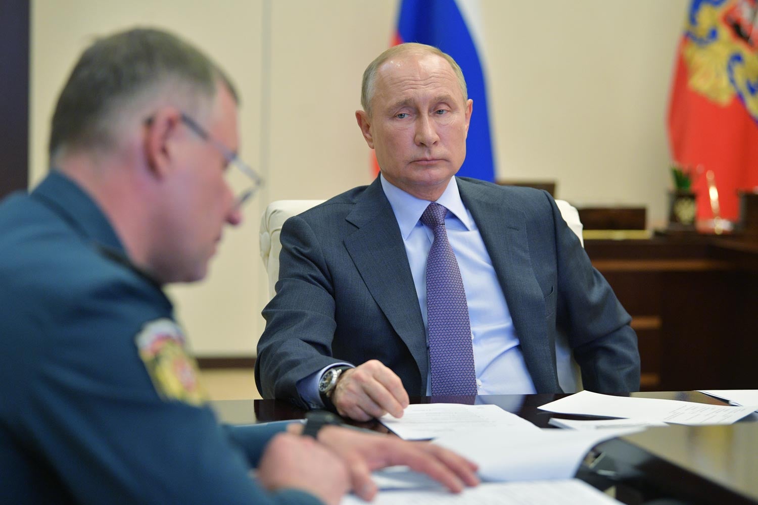 Vladimir Putin escuta o ministro para as Situa&ccedil;&atilde;o de Emerg&ecirc;ncia da R&uacute;ssia, Yevgeny Zinichev, sobre as consequ&ecirc;ncias dos inc&ecirc;ndios na Sib&eacute;ria, a 27 de abril de 2020 Foto: Reuters