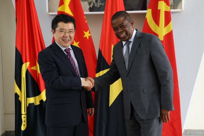 Imagem relacionada com a notícia: China e Angola de mãos dadas na área da cooperação
