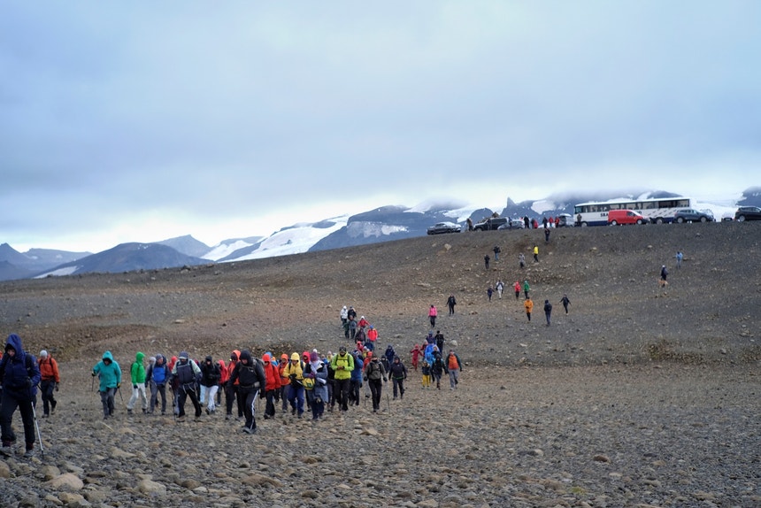 Pessoas a caminhar pelo antigo glaciar Okjokull, a oeste da Islândia
