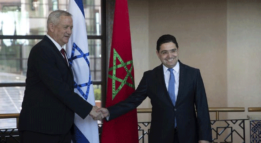 O ministro israelita da Defesa, Benny Gantz (à esq.), com o MNE marroquino Nasser Bourita
