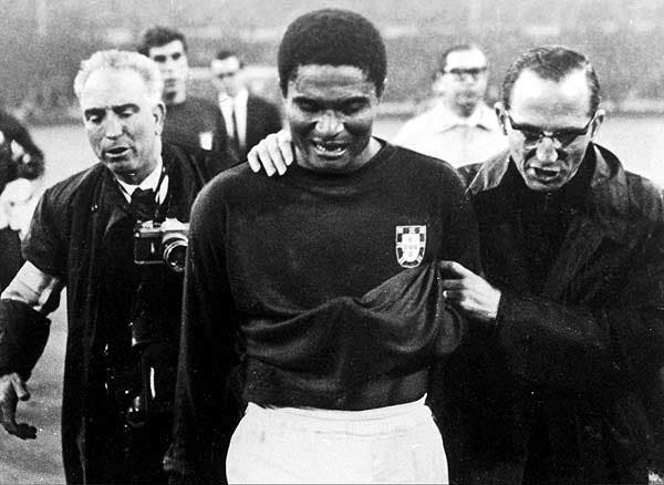 Eusébio chora depois da derrota frente à Inglaterra no Mundial - DR - Direitos Reservados