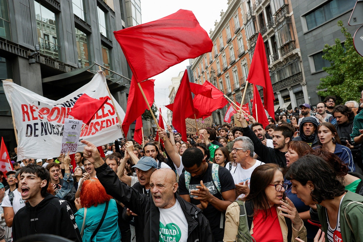 Centenas em frente do parlamento espanhol pedem aprovação de medidas da habitação
