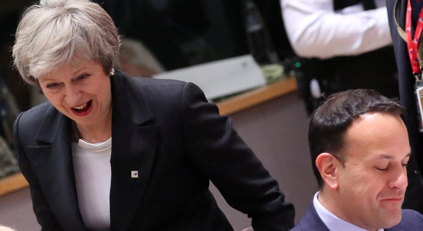As intenções da Theresa May esbarraram na vontade da Irlanda em não alterar nada ao Acordo de Saída
