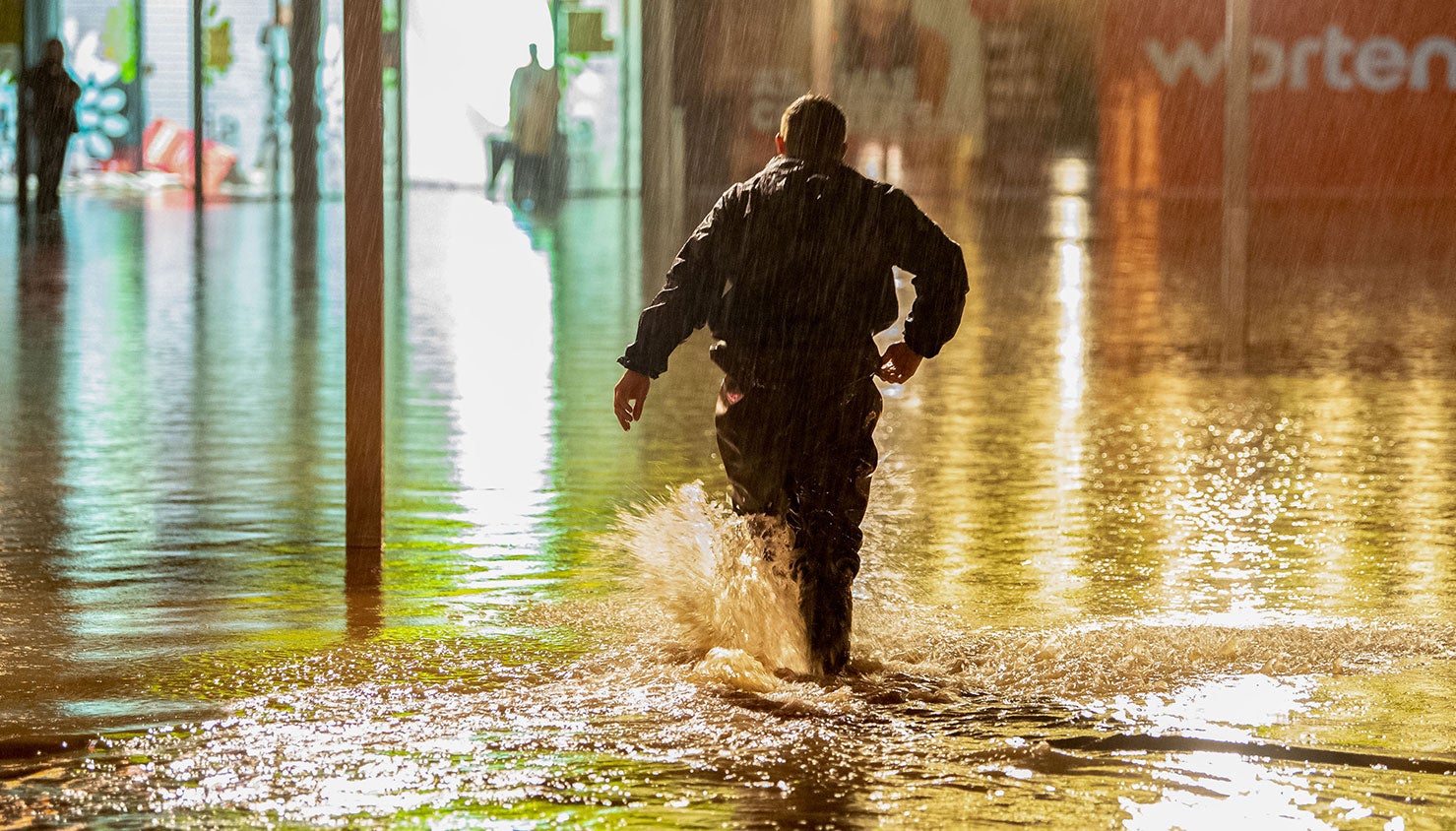 Inunda&ccedil;&otilde;es na zona da Maia, junto ao Complexo Comercial Maia Jardim | Rui Manuel Farinha - Lusa