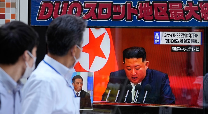 Eine nordkoreanische ballistische Rakete fliegt über Japan