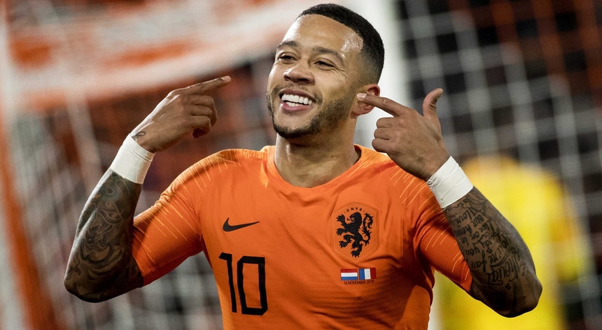 Memphis Depay coroou grande exibição da Holanda com golo
