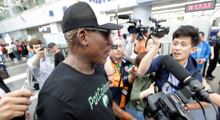 O ex-basquetebolista Dennis Rodman, em escala no aeroporto de Pequim, a caminho de Pyongyang. Foto: Jason Lee - Reuters O ex-basquetebolista Dennis Rodman, em escala no aeroporto de Pequim, a caminho de Pyongyang. Foto: Jason Lee - Reuters