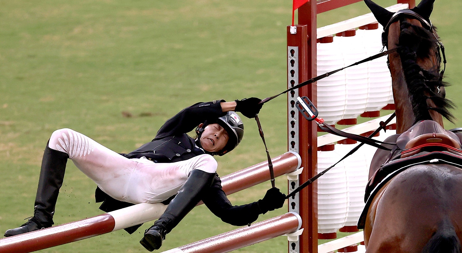  Pentatlo Moderno. Natsumi Takamiya do Jap&atilde;o cai do cavalo durante a competi&ccedil;&atilde;o. | Foto: Ivan Alvarado - Reuters 