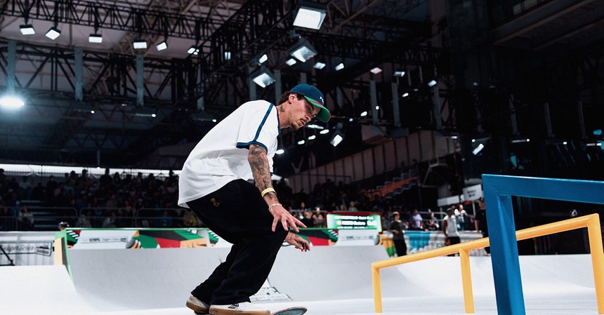 Gustavo Ribeiro nas "meias" do torneio de skateboarding