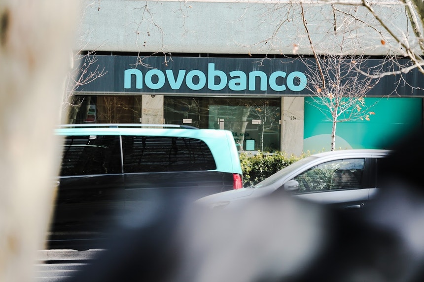 Imagem de Operação Haircut. Judiciária faz buscas na sede do Novo Banco e na KPMG