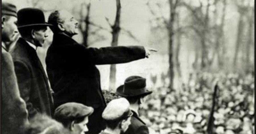  Karl Liebknecht discursando em Berlim, em 9 de Novembro de 1918, o dia em que proclamou a Rep&uacute;blica Livre e Socialista da Alemanha. 