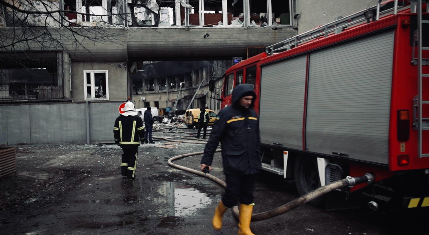  Equipas de bombeiros apagam fogo num pr&eacute;dio bombardeado na regi&atilde;o de Kiev | David Ara&uacute;jo - RTP 