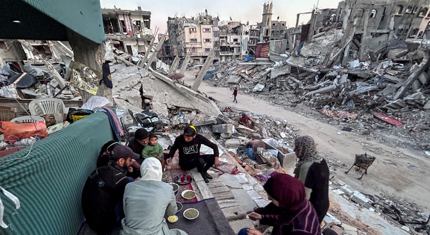 A crise humanitária no terreno é cada vez mais profunda, com um quarto da população na Faixa de Gaza a passar fome.
