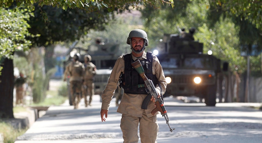 Soldado afegão perto de um outro atentado taliban contra um edifício governamental, em Jalalabad, capital da província de Nangarhar

