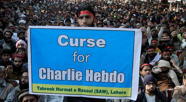 Manifestantes no Paquistão contra Charlie Hebdo 
