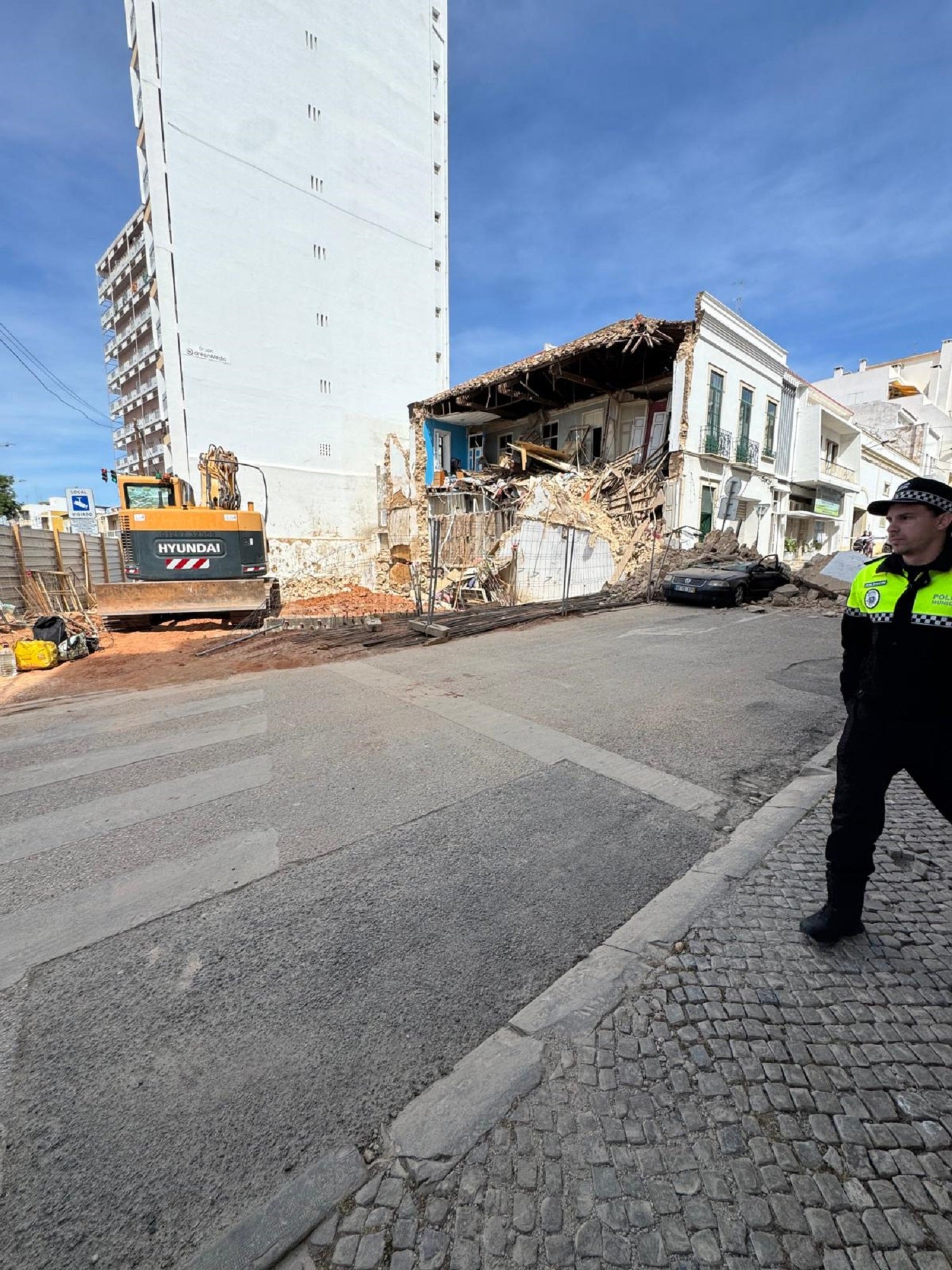 Building collapse in Faro leaves house partially destroyed and two people displaced