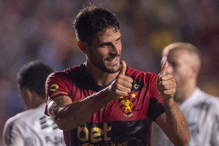 Internacional português Gonçalo Paciência assina pelo Santa Clara