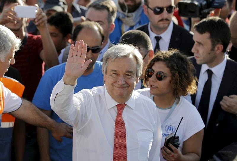  Ant&oacute;nio Guterres acena a refugiados enquanto visita um campo que acolhe pessoas da S&iacute;ria e Iraque, na Turquia, junho 2015 