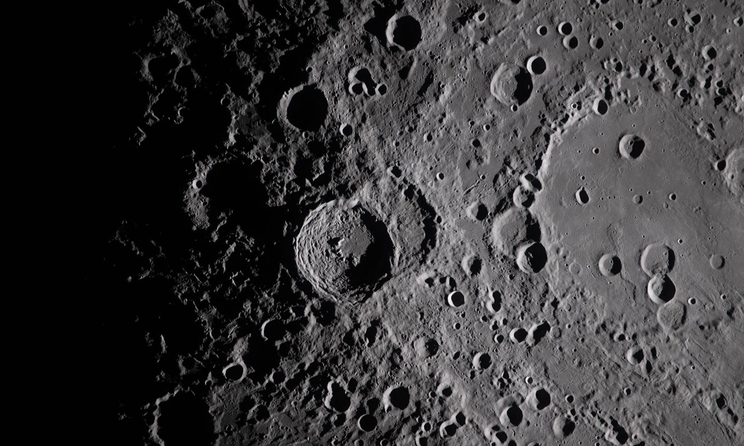  Nascer da Terra &agrave;s 19h22 (hor&aacute;rio do leste dos EUA) durante a passagem da tripula&ccedil;&atilde;o da miss&atilde;o Artemis II pela face oculta da Lua. A Terra aparece como um delicado crescente, com apenas sua borda superior iluminada. O suave tom azul do planeta e os sistemas de nuvens brancas dispersos se destacam contra a escurid&atilde;o do espa&ccedil;o, enquanto a por&ccedil;&atilde;o inferior se funde com a noite. Capturada com uma lente de 400 mm, a imagem do nascer da Terra revela um alinhamento impressionante entre a Terra e a Lua, com a Lua em primeiro plano e a Terra abaixo. Ao longo do horizonte lunar, o terreno acidentado se silhueta contra o crescente brilhante da Terra. Ambos os corpos celestes est&atilde;o orientados com os polos norte &agrave; esquerda e polos sul &agrave; direita, oferecendo uma perspectiva &uacute;nica do nosso planeta a partir do espa&ccedil;o profundo. Esta foto foi girada 90 graus no sentido hor&aacute;rio para a orienta&ccedil;&atilde;o de visualiza&ccedil;&atilde;o padr&atilde;o. Cr&eacute;dito da imagem: NASA 