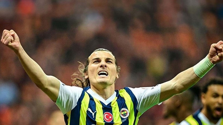 Söyüncü reforça a defesa do Fenerbahçe

