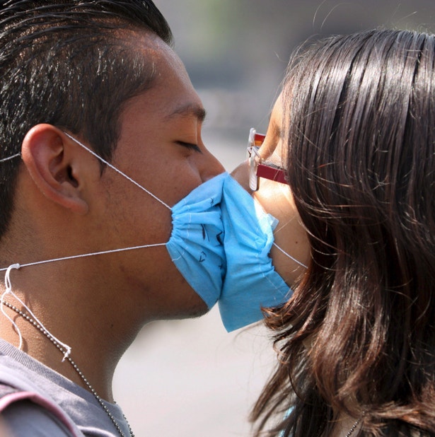  Deve ser dif&iacute;cil dar um beijo desta forma! (Mois&eacute;s Pablo/EPA)  