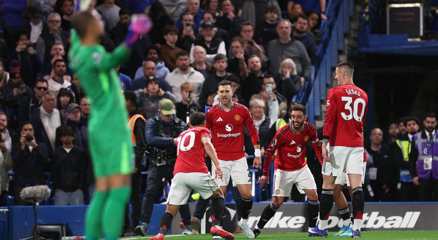 Manchester United isolado no terceiro lugar