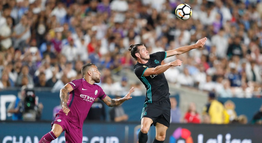 Otamendi e Bale disputam uma bola com vantagem para o jogador dos "merengues"
