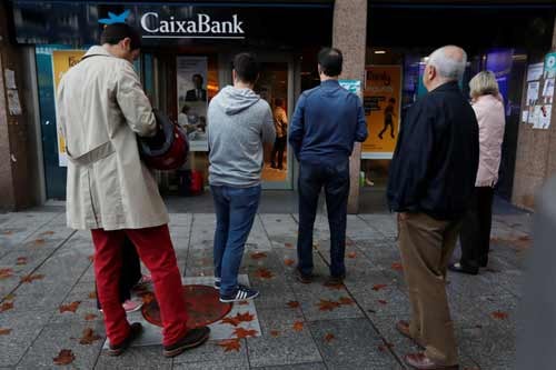 Catal&atilde;es fazem fila para levantar dinheiro em v&aacute;rios bancos como forma de protesto Foto: Reuters