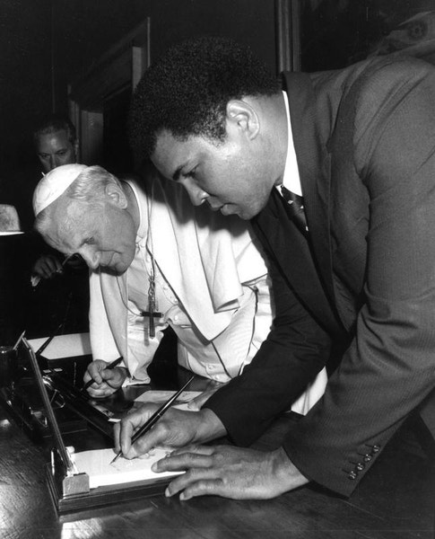  Ali com as filhas, em 1976 