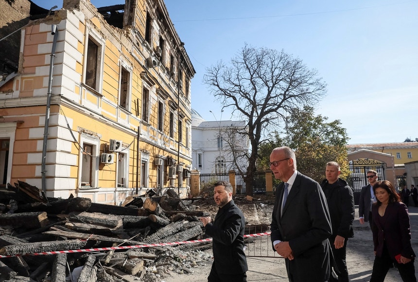 Ponte em Kiev atingida por drones russos em dia de visita de chanceler alemão