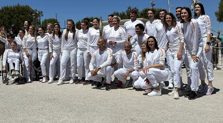 Diana Gomes integrou o grupo de atletas que seguraram a chama olímpica
